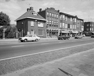856871 Gezicht op de huizen Amsterdamsestraatweg 573 (links) -lager te Utrecht.